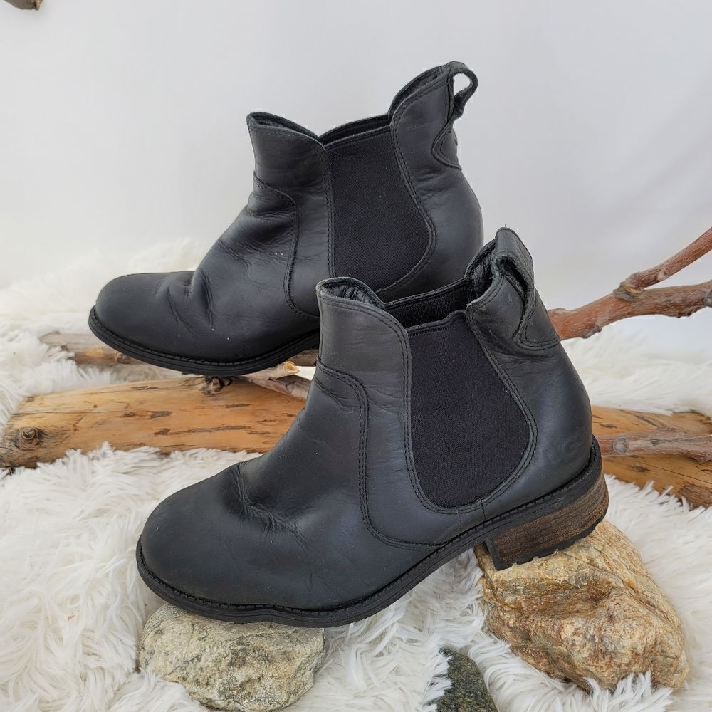 Ugg chunky bottom chelsea boot pull on